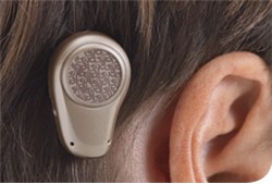 Das Ponto ist Funktionsbereit am Ohr, es sind keine Kabel notwendig.